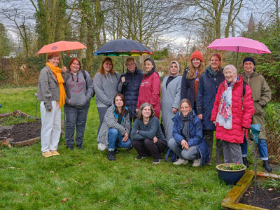 Teilnehmerinnen und Kursleiterinnen im Garten des PSZ Oldenburg